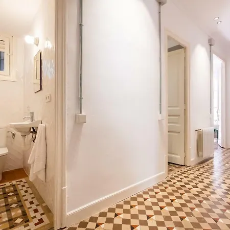 B32-sunny And Modernist For Groups In Center Barcellona